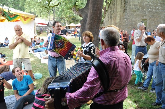 523335_458392360848750_450579823_n