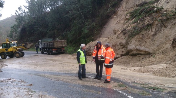 Desabamento de terras na ER 311 - trânsito está 