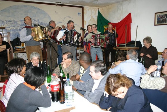 197922_213025165377937_100000113641432_953788_7012