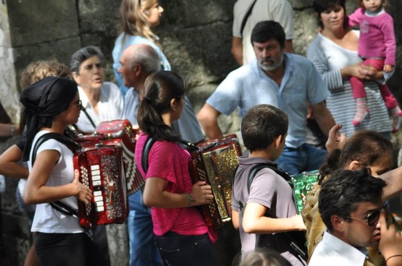 564687_458393937515259_2092147546_n