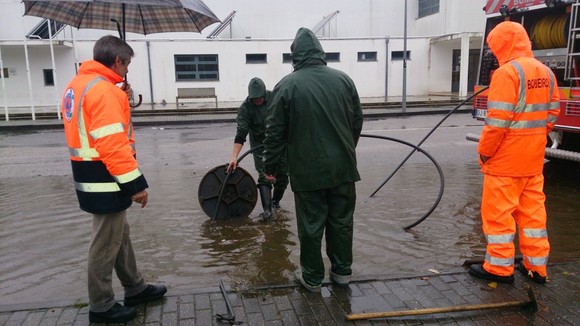 Desentupimento de sarjetas na Alameda Camilo Caste