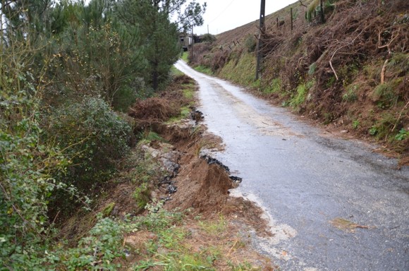 Aluimento de pavimento na Rua da Bouça, freguesia