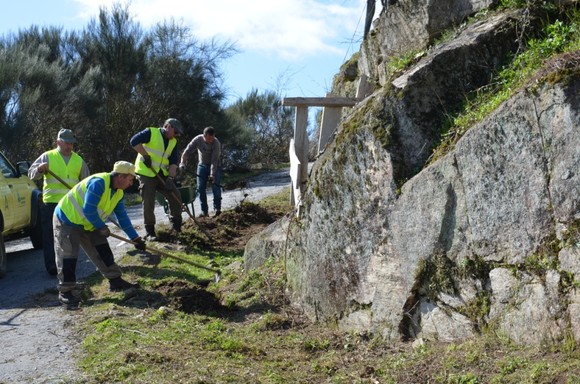 Limpezas na estrada de ligação do Vilar a Cunhas