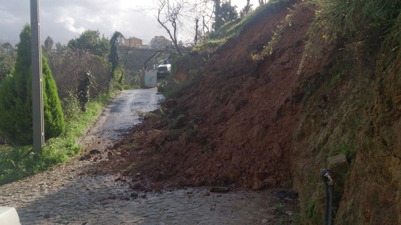 Deslizamento de terras na Rua do Paiol, em Vila Nu