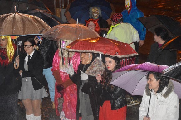 Mascarados ouvindo o Testamento