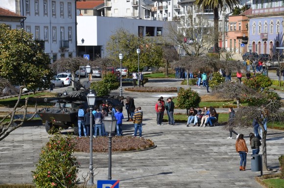 Viaturas do Exército em exposição na Praça da 