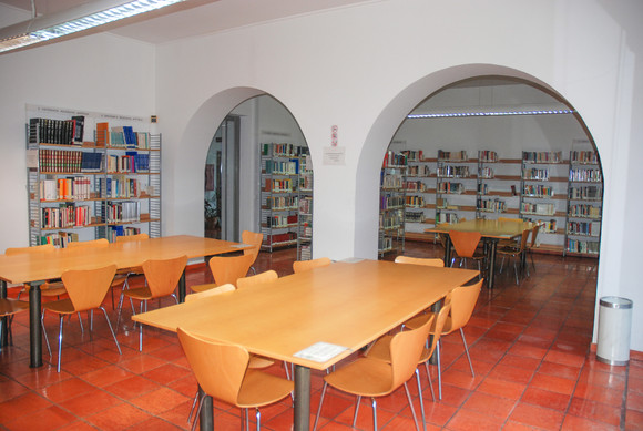 sala de adultos da Biblioteca Municipal de Melgaç