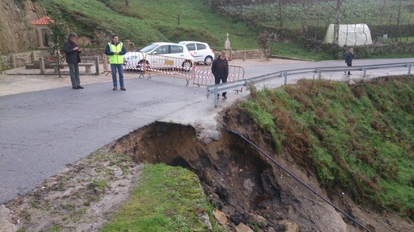 Derrocada de um talude de suporte da estrada provo
