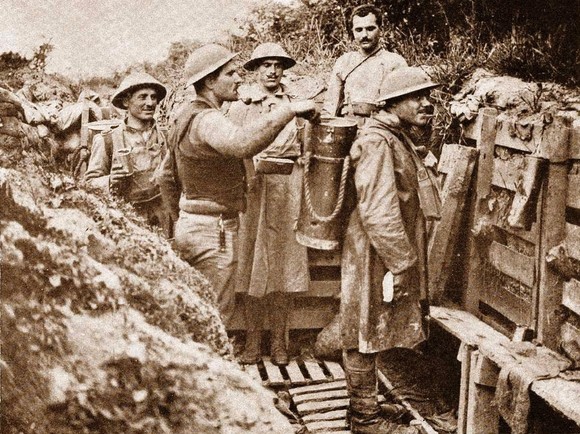 Distribuicao do rancho nas trincheiras do CEP 1917