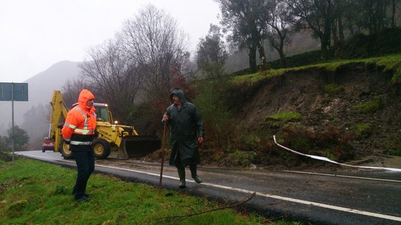 Deslizamento de terras em Teixugueiras, freguesia 