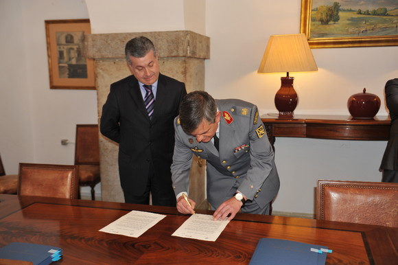 assinatura_protocolo_mai