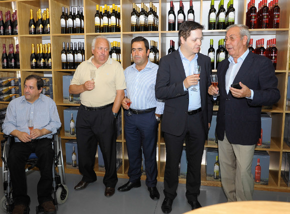 oficialmente inaugurada adega do vinho Sta. Cristi