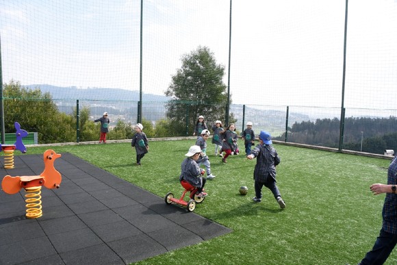 Espaço exterior do edifício também foi alvo de 