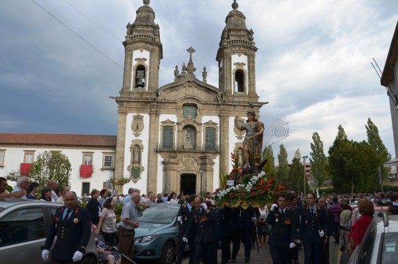 Bombeiros carregam andor de S. Miguel (1)
