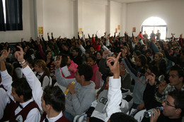 Audiência de cerca de 200 alunos das Escolas E.B. 2,3 do Algoz e E.B. 2,3 Dr. António da Costa Contreiras, no âmbito do debate