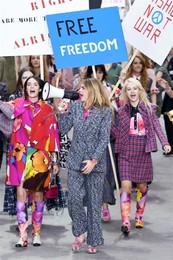 Chanel rua-defile-chanel-printemps-ete-2015-fashio