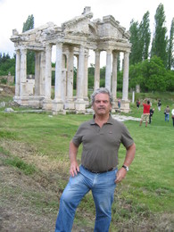 Tetrapylon - Afrodisias.JPG