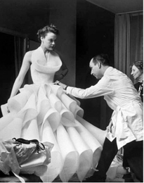 Balenciaga vetido com folhos.png