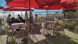 esplanada com guarda sois vermelhos na Pizzeria 4 Estacoes