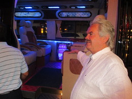 V-à porta da limousine.JPG