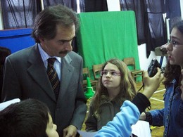 Tito de Morais, fundador do Projecto MiudosSegurosNa.Net, entrevistado por um grupo de alunos da Escola Básica 1, 2 António José de Ávila, na Horta, Faial, Açores, após uma sessão de sensibilização no âmbito da III Semana dos Direitos - A Internet na Formação da Criança e do Jovem, promovida pela CPCJ local e que teve lugar a 17, 18 e 19 de Abril de 2008.