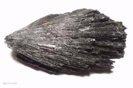 pedra-cianita-negra-vassoura-de-bruxa-bate-e-volta