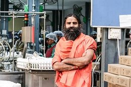 Guru Ramdev no laboratório.jpg