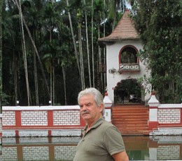 Henrique num templo indú em Goa.jpg