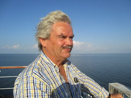 Henrique a navegar no lago Tonlé.JPG