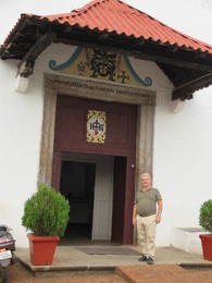Henrique à porta do Seminário de Rachol, Goa.JPG