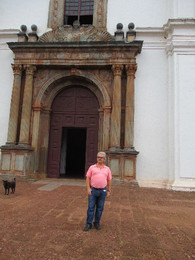 Henrique à porta da Sé de Goa.JPG
