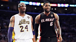 Kobe Bryant e LeBron James com camisolas alusivas à 