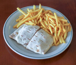 delicioso cachorro italiano especial com batata frita