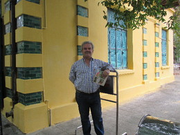 Henrique em casa de Ho Chi Minh, Hanói.JPG