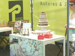 A quem comprar um livro uma caixa de bolinhos