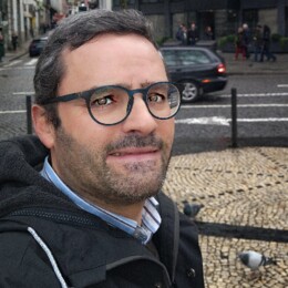 homem-adulto-oculos-casaco-escuro-cabelo-grisalho.