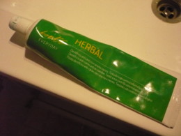 pasta dentes dele.JPG