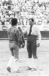 14-Carlos Empis entrega a jaqueta.jpg