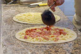 pizza de massa fresca com recheio e molho de tomate