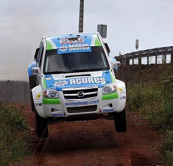 A Mazda BT-50 em pleno salto, durante o co-drive de sábado...