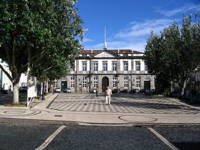 Sem dúvida que a discussão pública se exige...