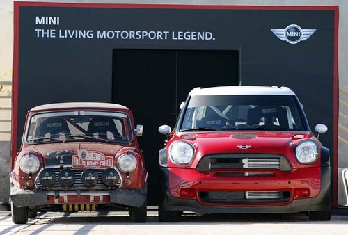 Um vetusto Cooper S lado-a-lado com o novíssimo Countryman WRC...