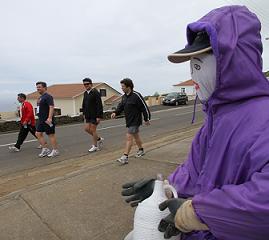 Quatro caminhantes sob o olhar atento de um Maio...