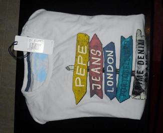 Uma t-shirt ao acaso numa prateleira...