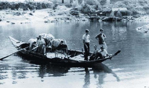 Amela, Boelhe, 1961, travessia de barca dos moleiros e dos seus animais carregados com cereal ou farinha (autor desconhecido)