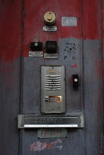 Imaginação e partilha numa velha porta da cidade do Porto...