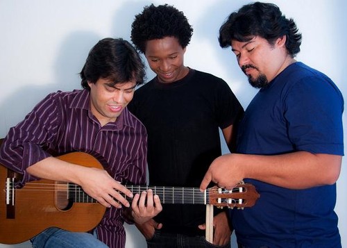 A pose descontraída do Victor Castro Trio...