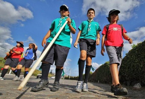 A juventude, em comunhão, caminhando até à Serreta...