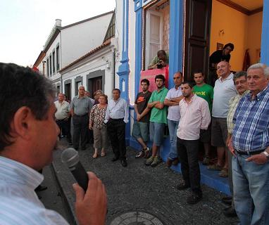 À porta do Império, ouvindo as deixas do Pezinho...