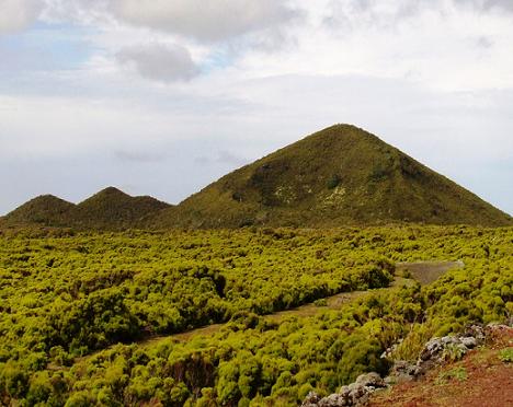 No interior da Terceira, uma quase-réplica natural das Pirâmides do Egipto...
